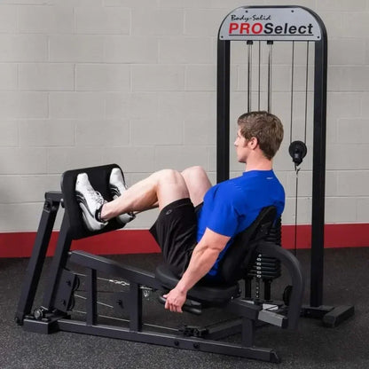 Mann trainiert Beine an Body-Solid PROSelect Kraftstation im Fitnessstudio