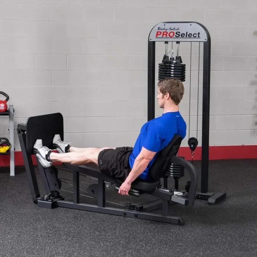 Mann trainiert Beine an Body-Solid PROSelect Kraftstation im Fitnessstudio