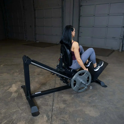 Frau trainiert auf Liegestützbank mit Gewichten im Homegym – Kraftsport & Fitness Equipment