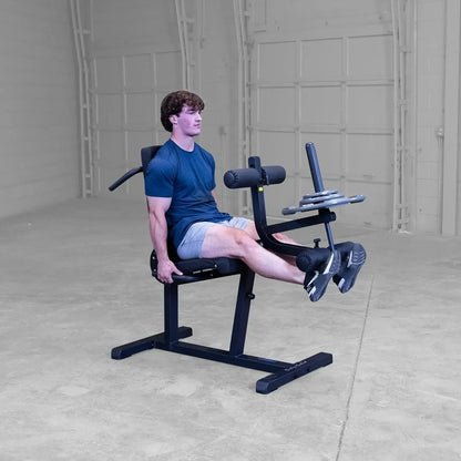 Mann trainiert Beine auf Hantelbank mit Beinpresse im Homegym, Fitness-Kraftgerät für Kraftsport