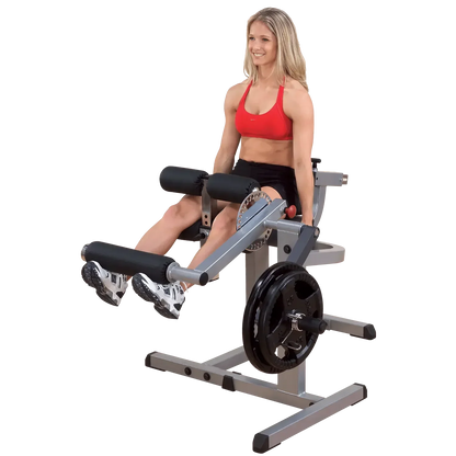 Frau trainiert Beine auf Fitness-Kraftgerät mit Gewichten für Homegym & Studio