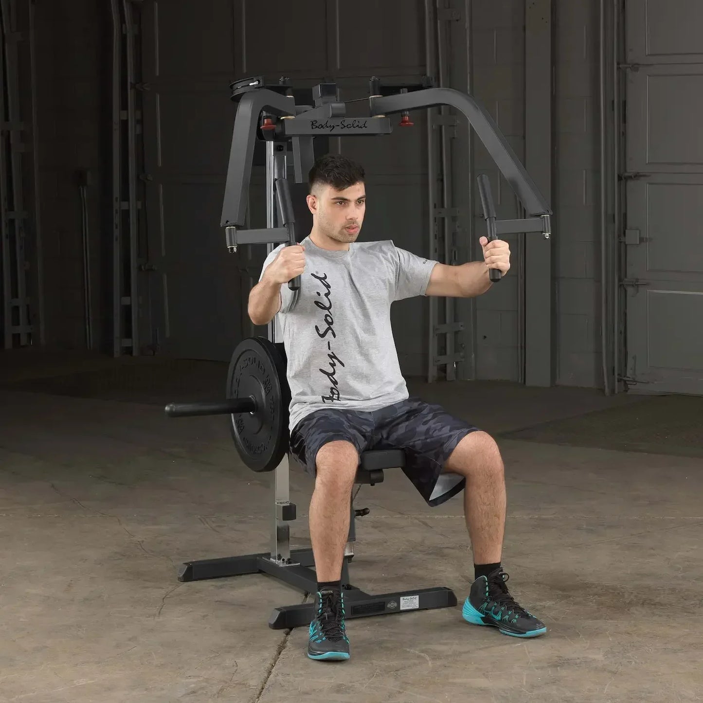 Mann trainiert an Body-Solid Kraftstation im Homegym – ideal für Brust- & Rückenübungen