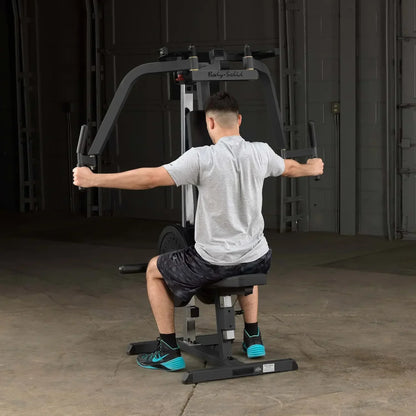 Mann trainiert Rücken mit Body-Solid Kraftstation im Homegym