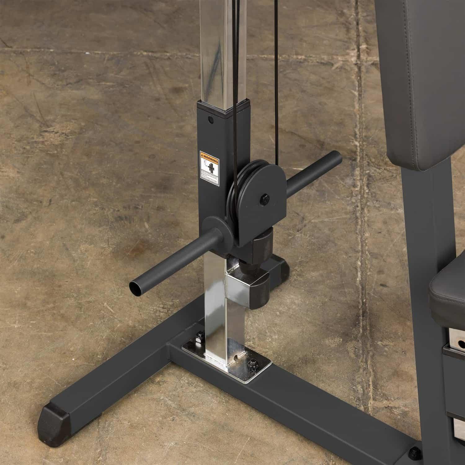 Kraftstation mit Seilzug und stabilen Metallrahmen für Homegym-Training