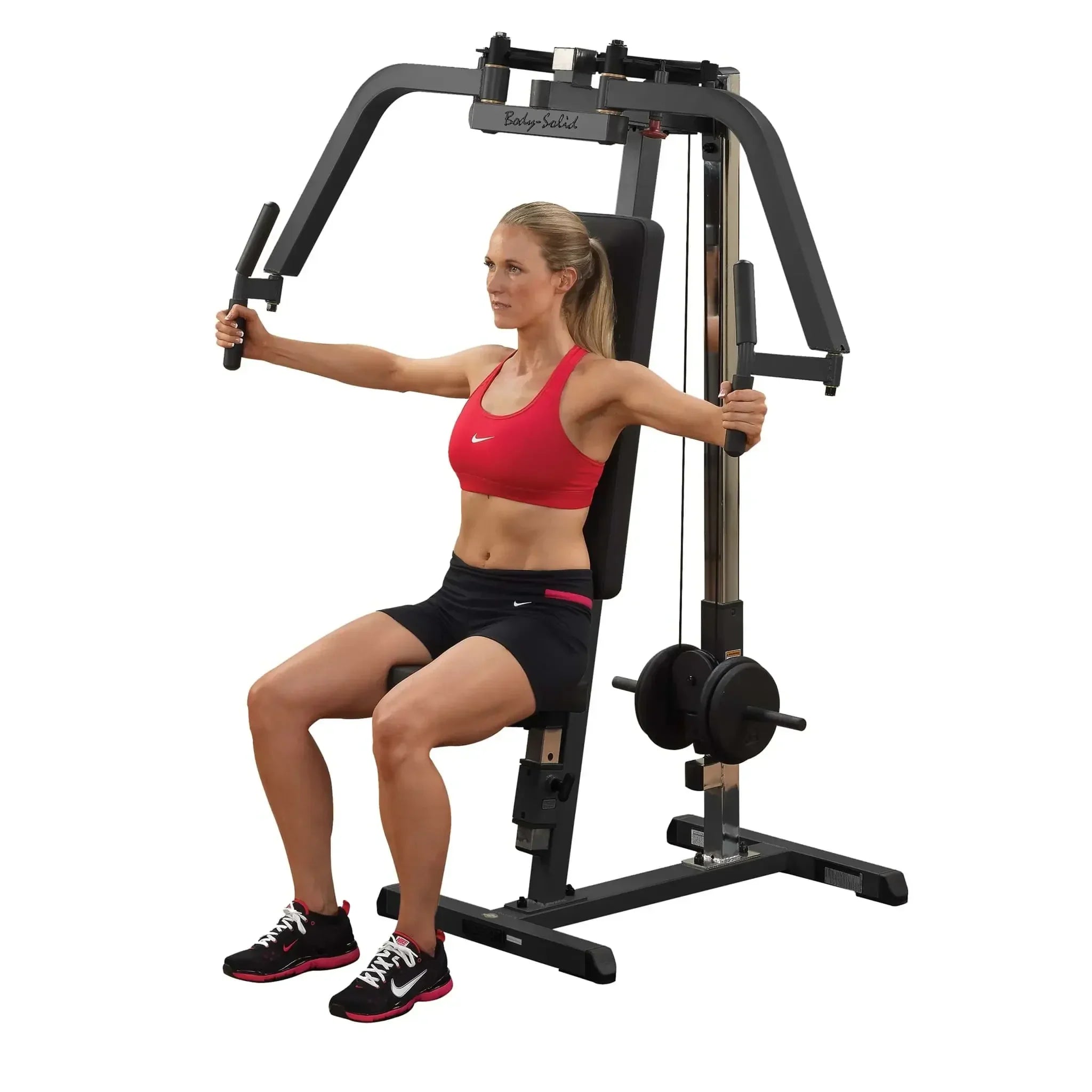 Frau trainiert an Kraftstation mit Kabelzug für Homegym und Studio, Fitness-Kraftgerät mit Gewichten