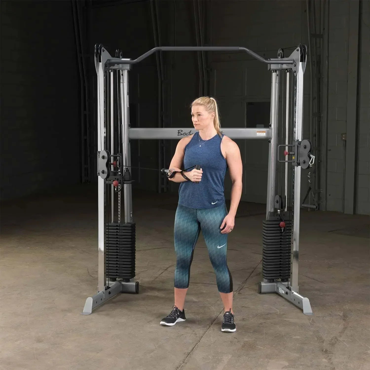 Frau trainiert mit Kraftstation im Homegym – Fitnessgeräte für Kraftsport & Training