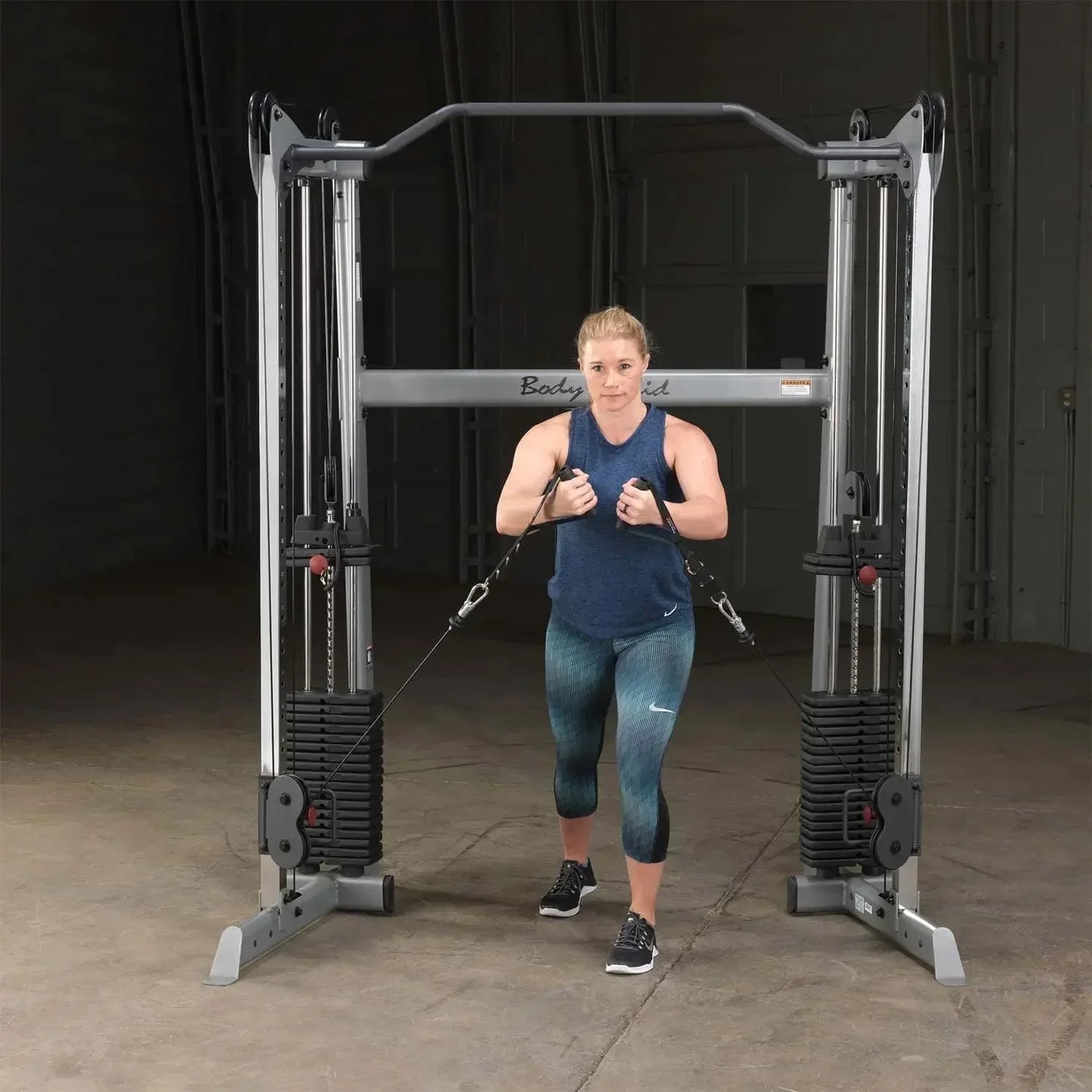 Frau trainiert an Kraftstation mit Kabelzug – ideales Homegym Equipment für Kraftsport & Fitness