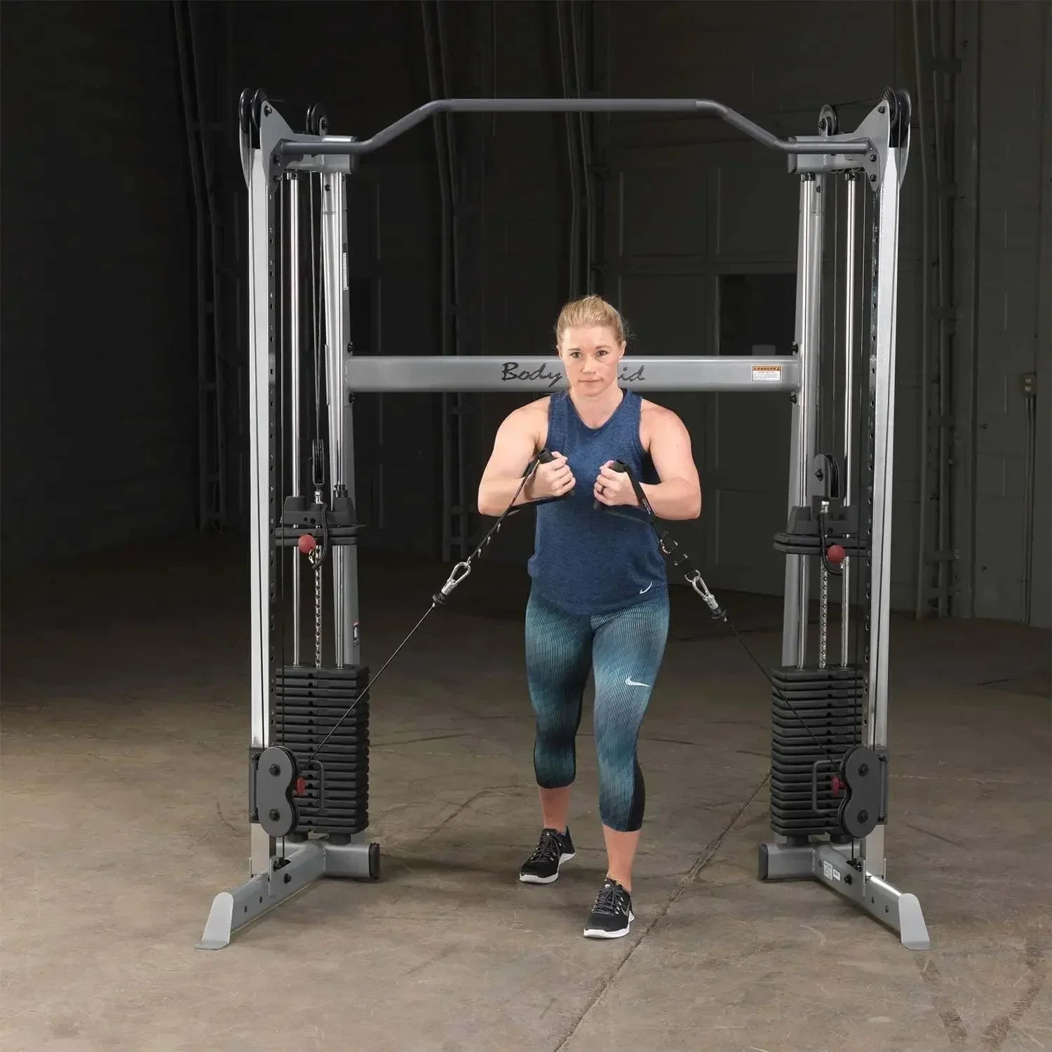 Frau trainiert an Kraftstation mit Kabelzug – ideales Homegym Equipment für Kraftsport & Fitness