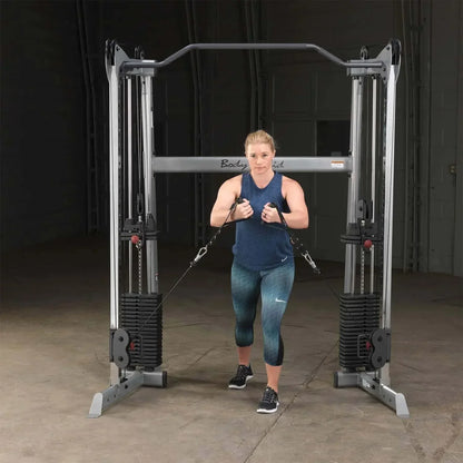 Frau trainiert an Kraftstation mit Kabelzug – ideales Homegym Equipment für Kraftsport & Fitness