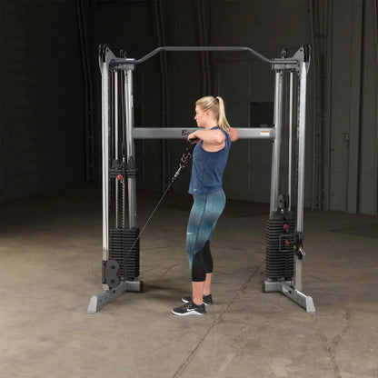 Frau trainiert an Kraftstation mit Seilzug – ideales Homegym Equipment für Kraftsport & Fitness