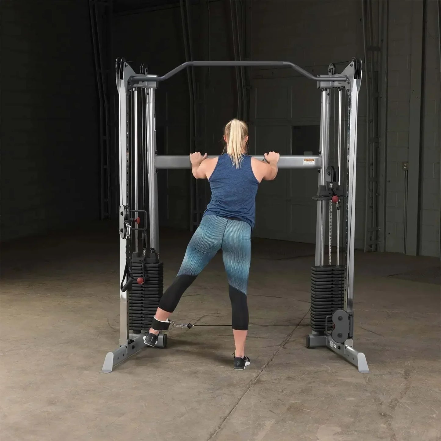 Frau trainiert an Kraftstation mit Kabelzug im Homegym – Fitness-Kraftgeräte für effektives Training