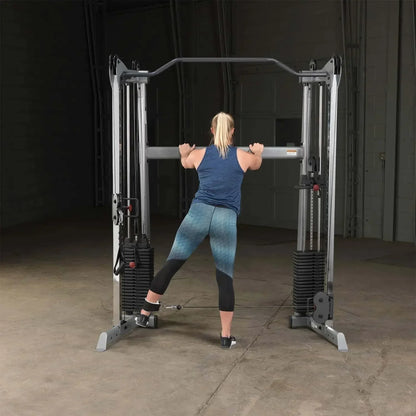 Frau trainiert an Kraftstation mit Kabelzug im Homegym – Fitness-Kraftgeräte für effektives Training