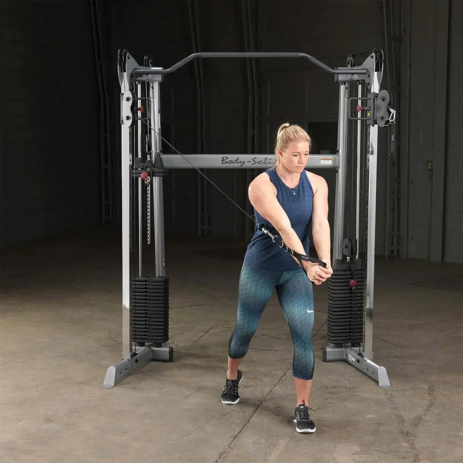 Frau trainiert mit Kraftstation im Homegym – Body-Solid Kabelzug für Fitness & Kraftsport