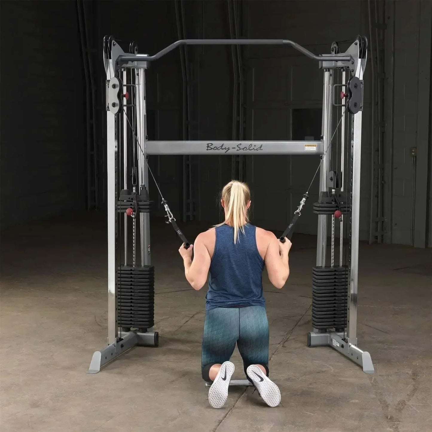 Frau trainiert mit Body-Solid Kraftstation für Homegym und Studio Fitness