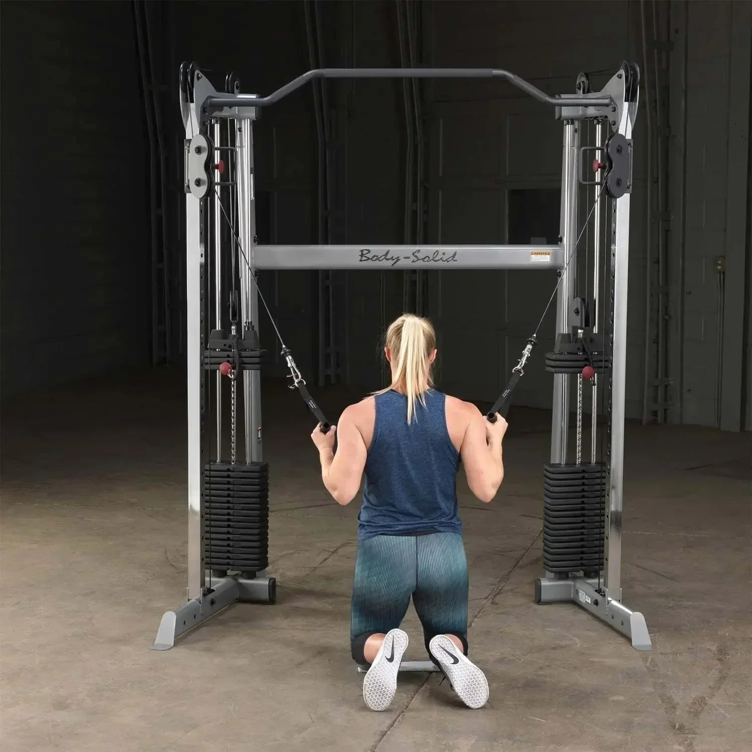 Frau trainiert mit Body-Solid Kraftstation für Homegym und Studio Fitness