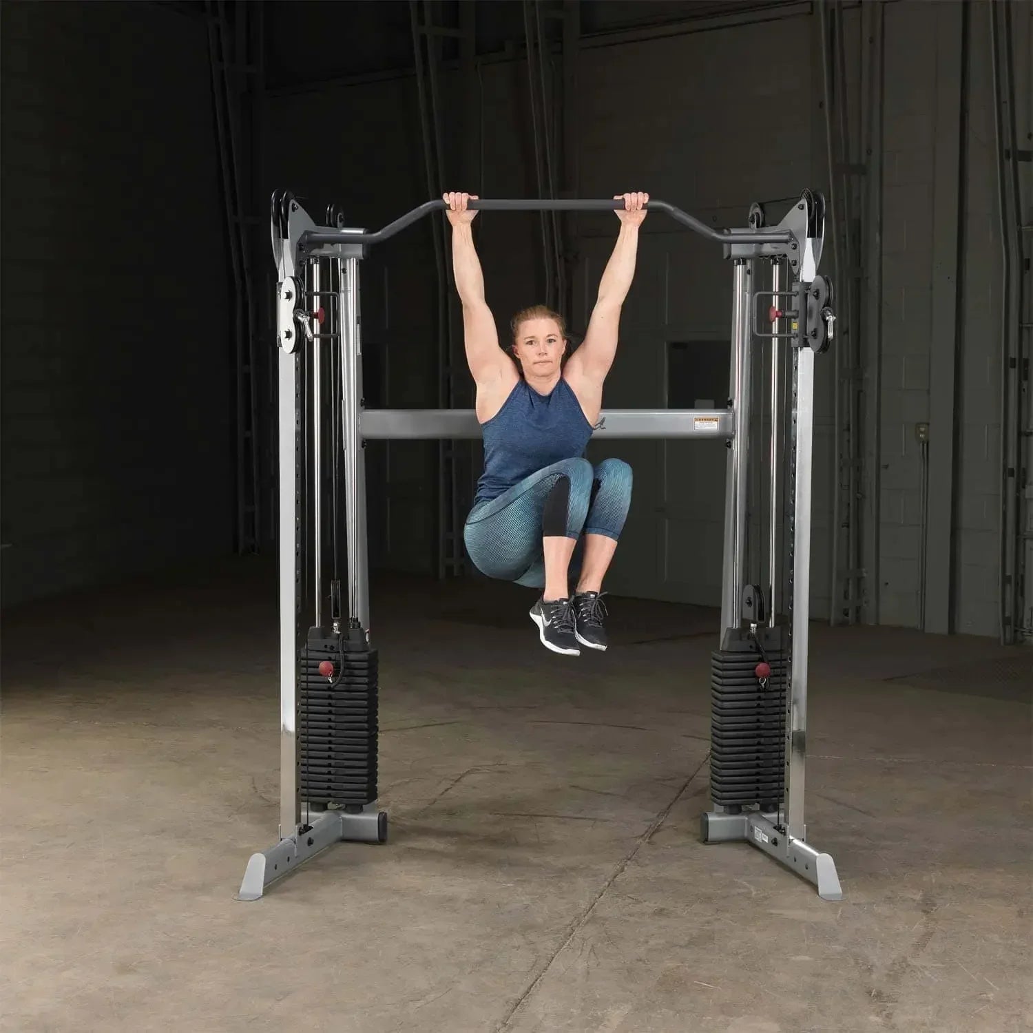 Frau trainiert an Kraftstation mit Kabelzug für Homegym und Studio – Fitness-Kraftgeräte