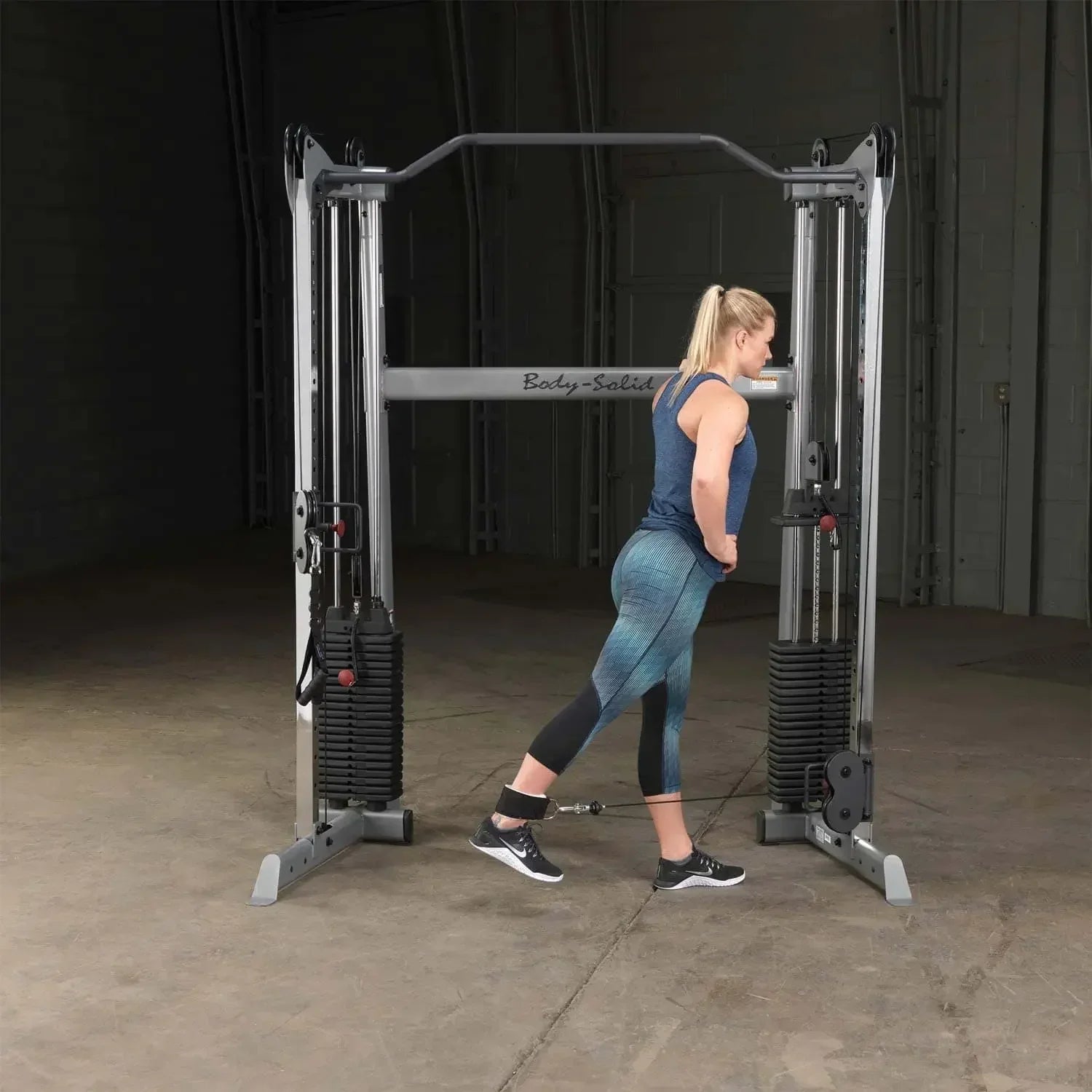 Frau trainiert mit Body-Solid Kraftstation für Homegym und Studio Fitness