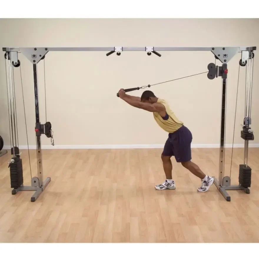 Mann trainiert mit Kraftstation im Homegym – ideales Fitness-Kraftgerät für effektives Training