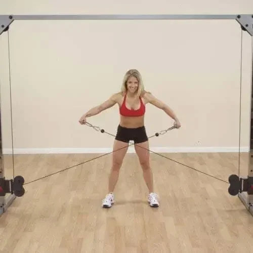 Frau trainiert mit Kraftstation im Homegym – ideales Fitness-Kraftgerät für effektives Training