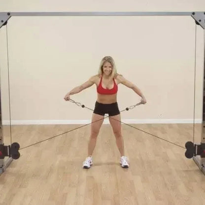 Frau trainiert mit Kraftstation im Homegym – ideales Fitness-Kraftgerät für effektives Training