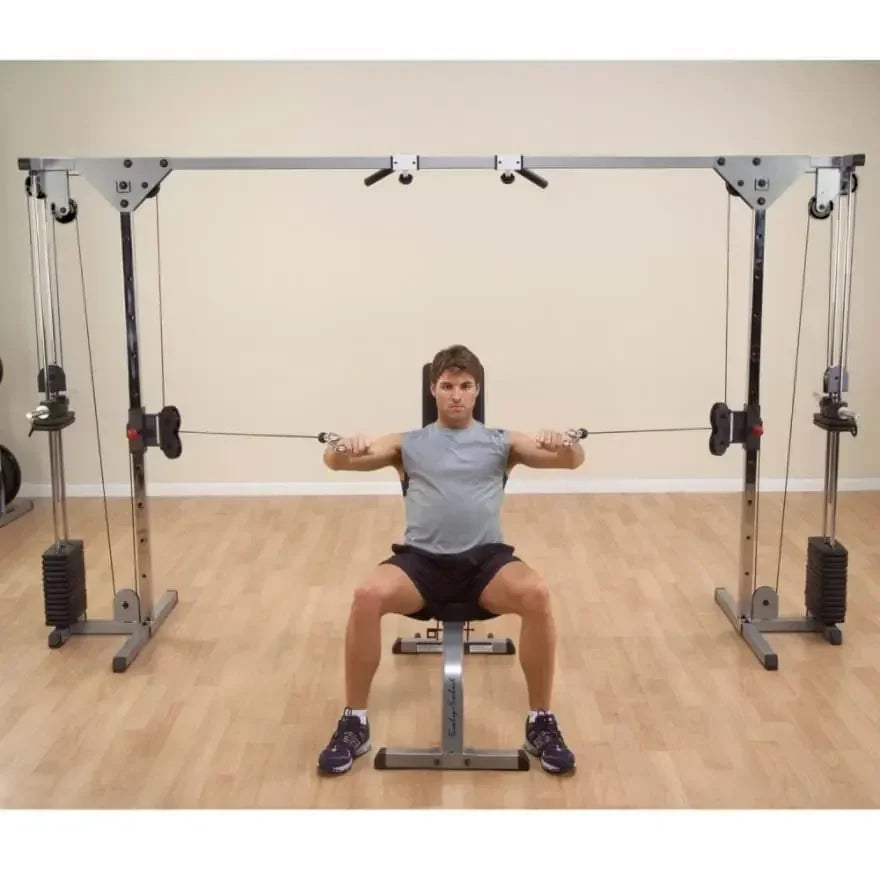 Mann trainiert mit Kraftstation im Homegym, ideal für Fitness und Kraftsport
