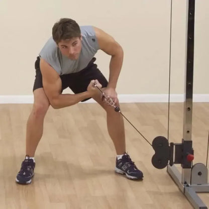 Mann trainiert mit Kabelzug an Kraftstation im Homegym – Fitness & Kraftsport Equipment