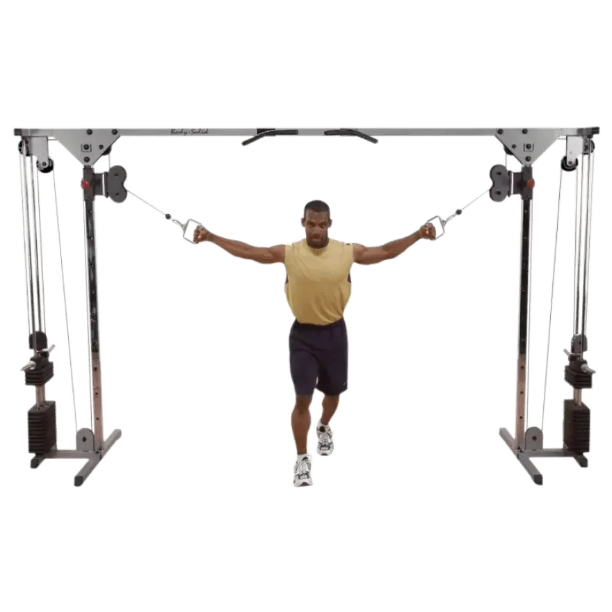 Mann trainiert an Kraftstation mit Seilzügen für Homegym oder Studio