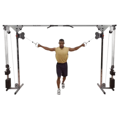 Mann trainiert an Kraftstation mit Seilzügen für Homegym oder Studio