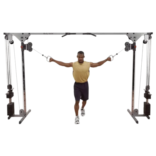 Mann trainiert an Kraftstation mit Seilzügen für Homegym oder Studio