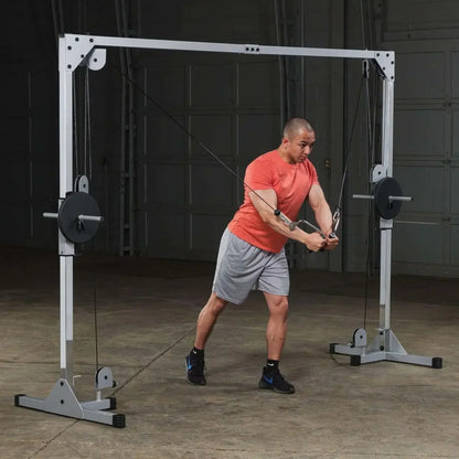 Mann trainiert mit Kabelzugstation im Homegym – Kraftsport & Fitness Equipment