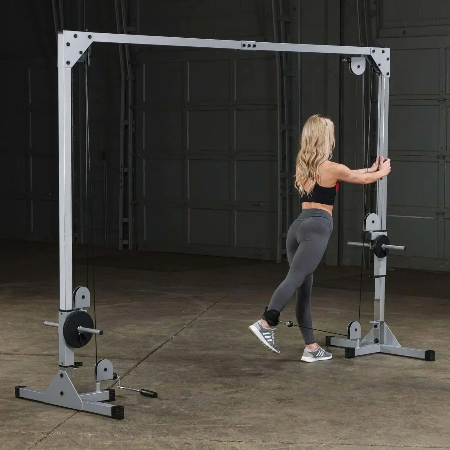 Frau trainiert an Kraftstation mit Kabelzug im Homegym – Fitness-Kraftgeräte für effektives Training