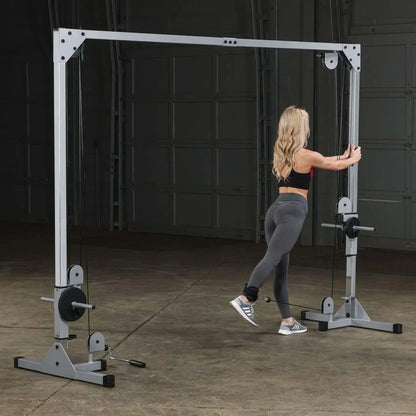 Frau trainiert an Kraftstation mit Kabelzug im Homegym – Fitness-Kraftgeräte für effektives Training