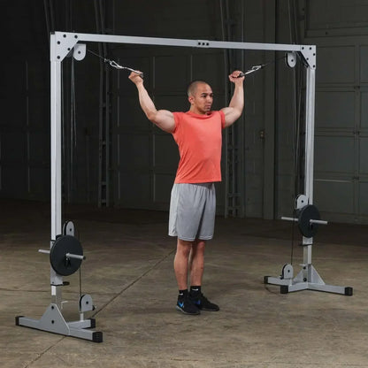 Mann trainiert mit Kabelzugstation im Homegym – Kraftsport & Fitness Equipment