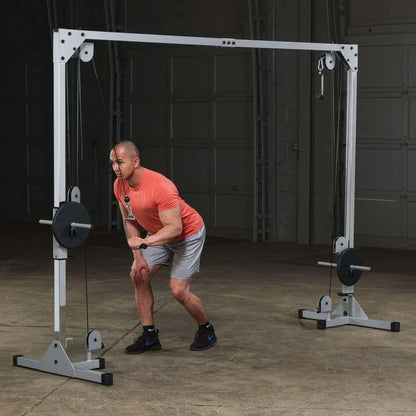 Mann trainiert mit Kabelzugstation im Homegym – Kraftsport & Fitness Equipment