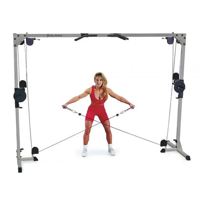 Frau trainiert an Kraftstation mit Kabelzug, ideal für Homegym & Fitnessstudio