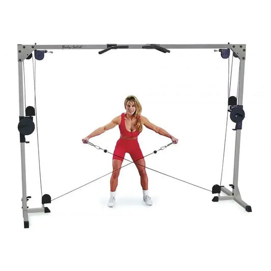 Frau trainiert an Kraftstation mit Kabelzug, ideal für Homegym & Fitnessstudio