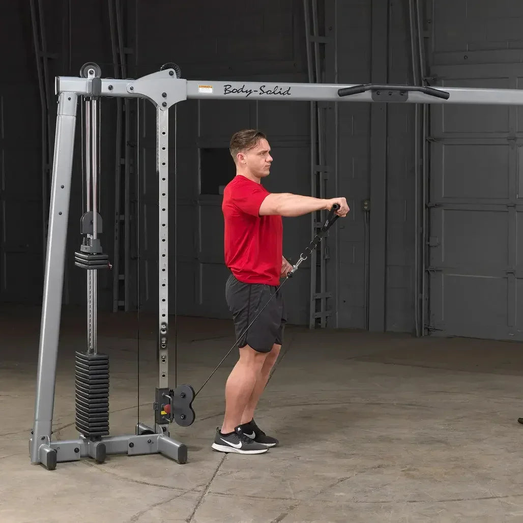 Mann trainiert mit Body-Solid Kraftstation im Homegym – Fitness & Kraftsport Equipment