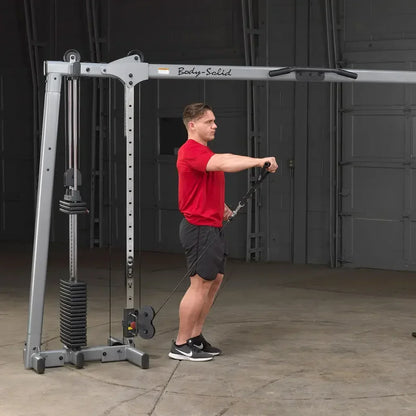 Mann trainiert mit Body-Solid Kraftstation im Homegym – Fitness & Kraftsport Equipment