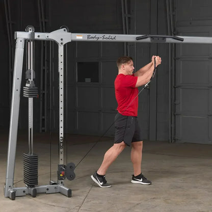Mann trainiert mit Body-Solid Kabelzugstation für Krafttraining zu Hause oder im Studio