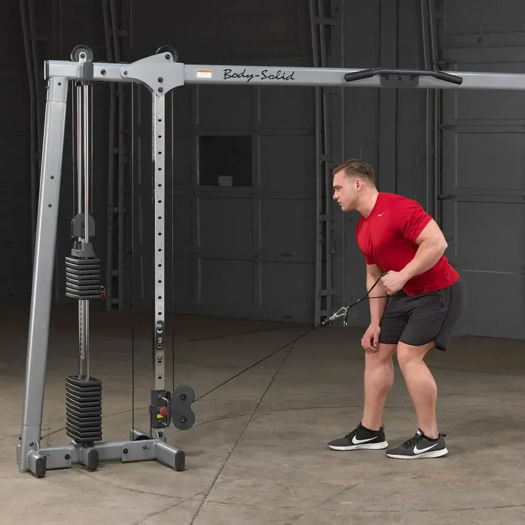 Mann trainiert mit Body-Solid Kraftstation im Homegym – ideales Fitness-Kraftgerät für Kraftsport & Training