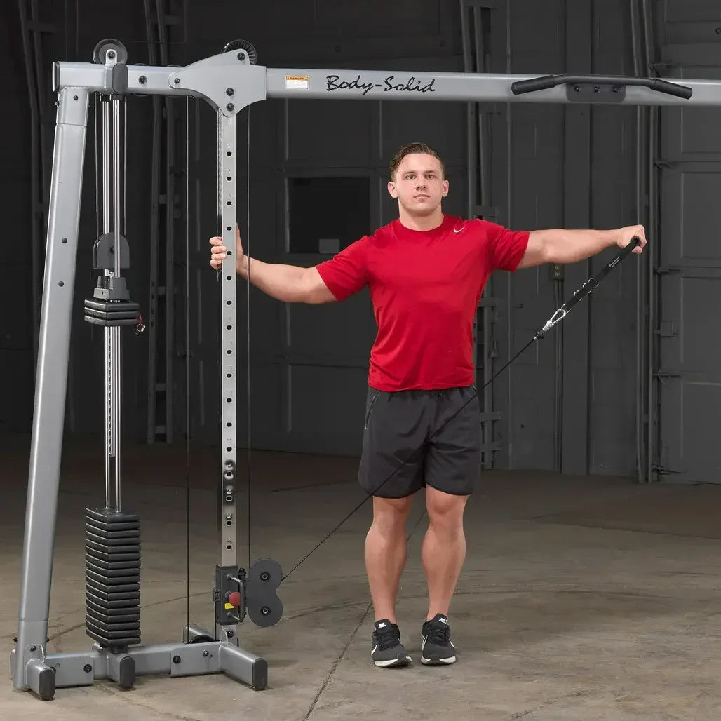 Mann trainiert an Body-Solid Kraftstation mit Kabelzug für Homegym & Studio Fitness