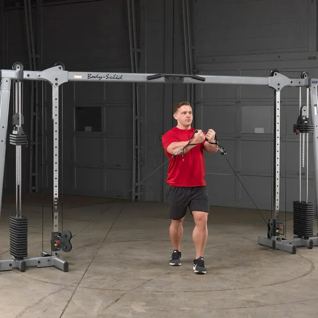 Mann trainiert an Body-Solid Kraftstation mit Kabelzug für Homegym & Studio Fitness