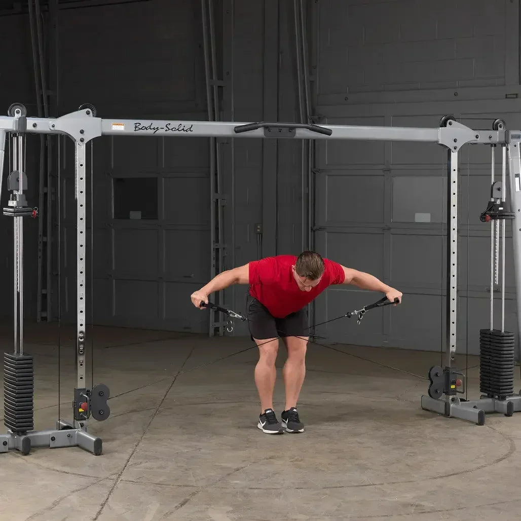 Mann trainiert mit Body-Solid Kraftstation im Homegym – ideales Fitness-Kraftgerät für effektives Training