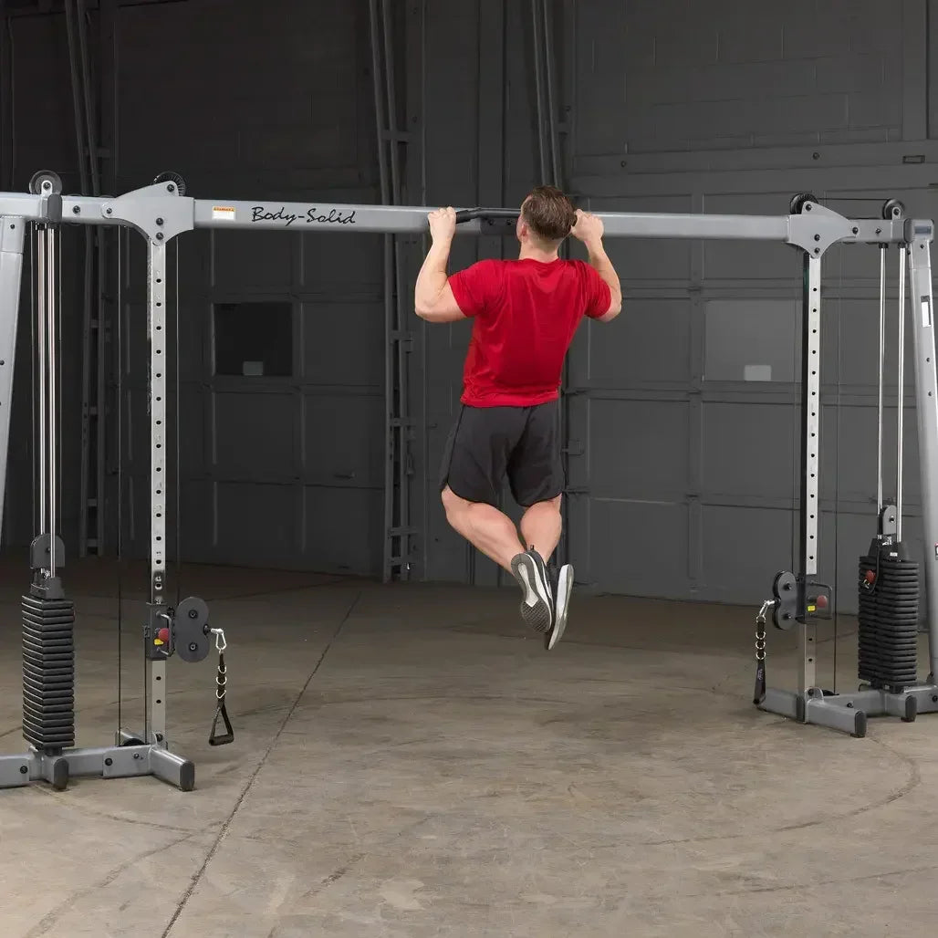 Mann trainiert Klimmzüge an Body-Solid Kraftstation im Homegym – Fitness & Kraftsport Equipment
