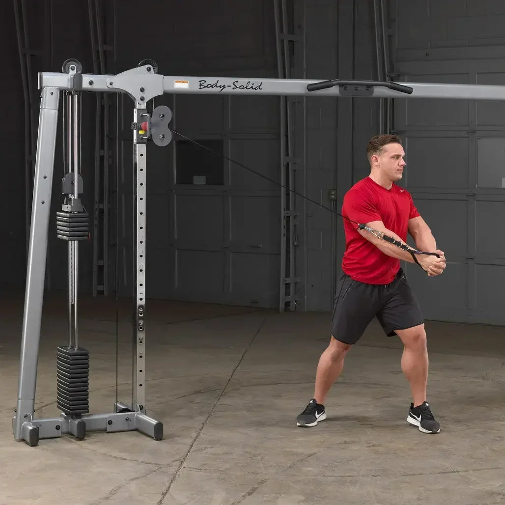 Mann trainiert mit Body-Solid Kabelzugstation für Krafttraining zu Hause oder im Studio