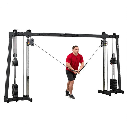 Mann trainiert an einer Body-Solid Kraftstation mit Seilzug für Homegym und Studio