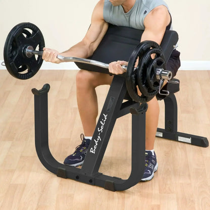 Mann trainiert Bizeps mit Kurzhantelbank und EZ-Bar im Homegym