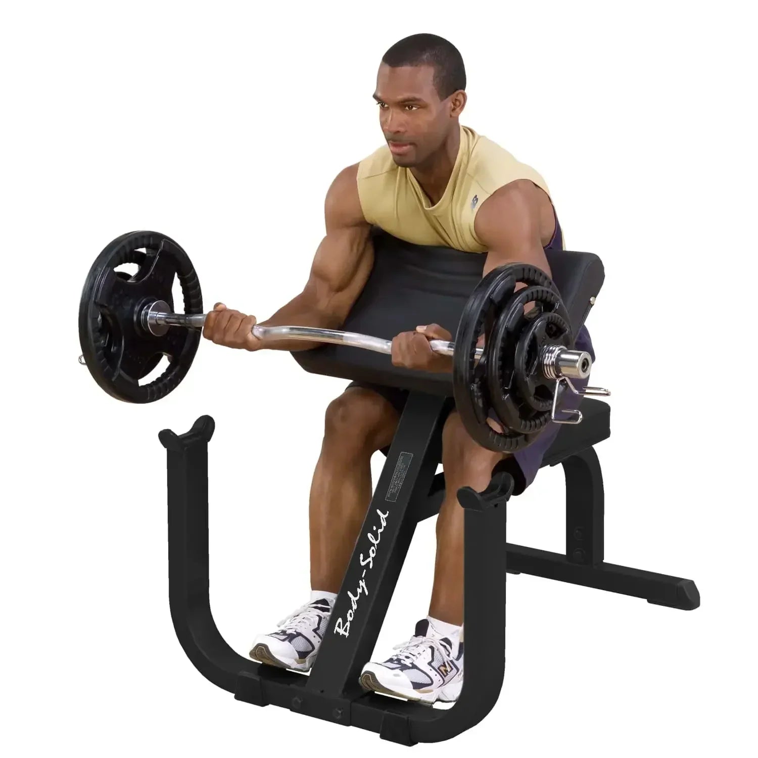 Mann trainiert mit Kurzhantelbank und Barbell für Bizeps im Homegym