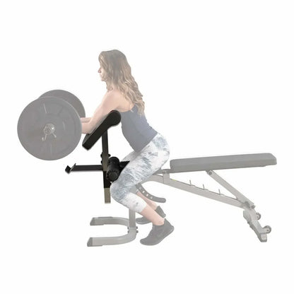 Frau trainiert mit Langhantel an Fitnessbank – ideal für Homegym & Krafttraining