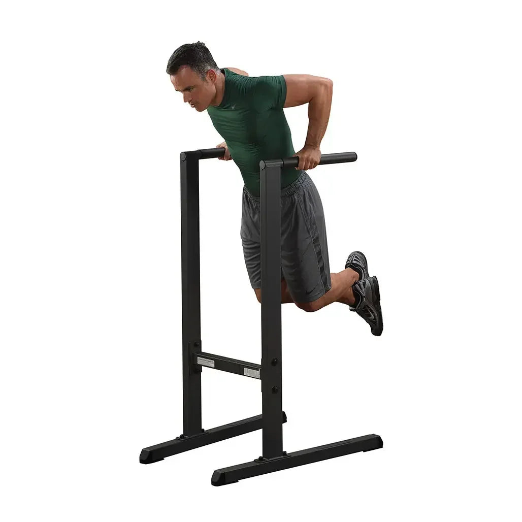 Mann trainiert an einer Fitness-Kraftstation mit Dip-Bar für Homegym und Studio